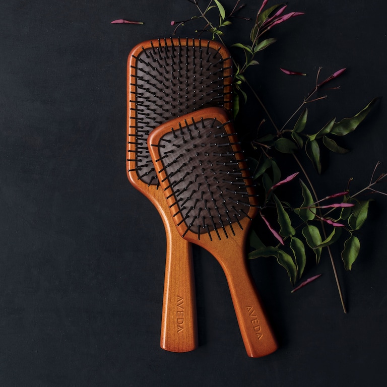 brosse plate en bois aveda