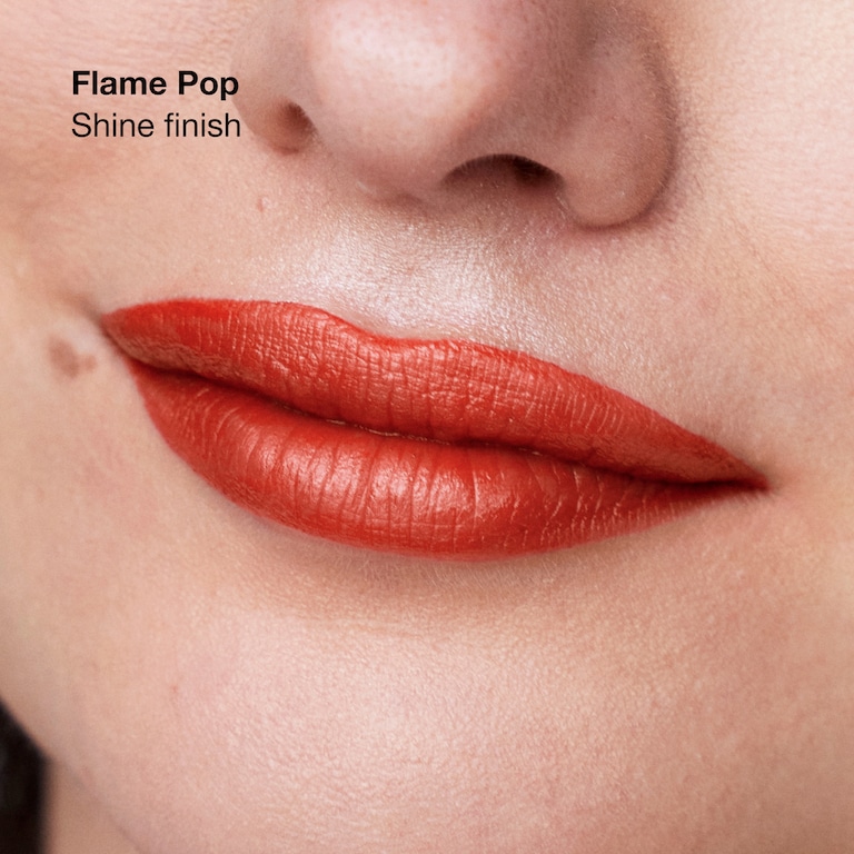 Clinique Pop&trade; Szminka o długotrwałym efekcie, Flame Pop, 3.9g, Model, Light Skin Tone