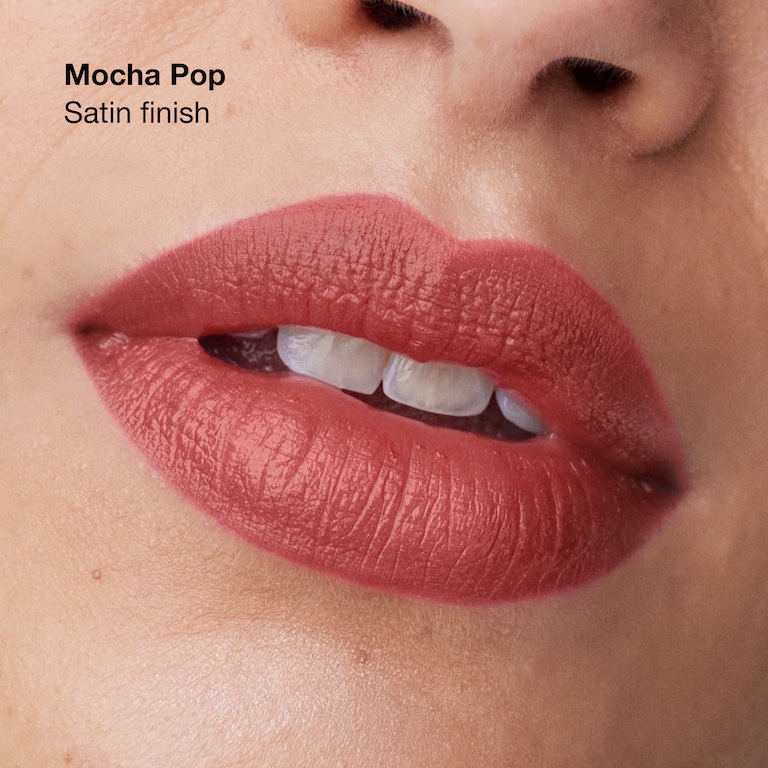 Clinique Pop&trade; Tartós ajakrúzs, Mocha Pop, 3.9g, Model, Medium Skin Tone