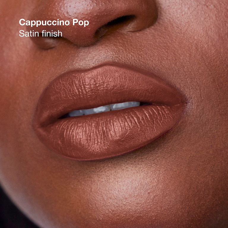 Clinique Pop&trade; Dlouhotrvající rtěnka, Cappuccino Pop , 3.9g, Model, Deep Skin Tone