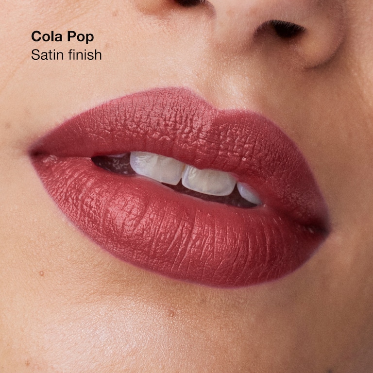 Clinique Pop&trade; Langhoudende lipstick, Cola Pop, 3.9g, Model, Medium Skin Tone