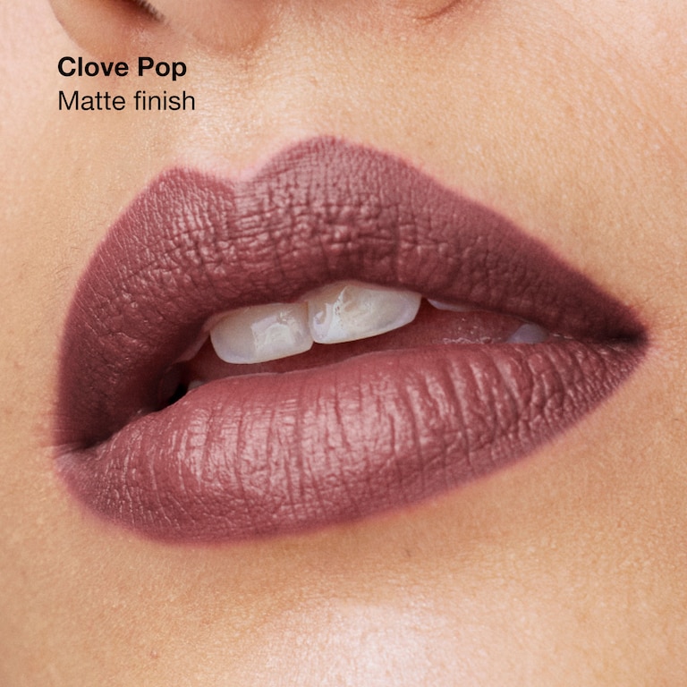 Clinique Pop&trade; Langhoudende lipstick, Clove Pop, 3.9g, Model, Medium Skin Tone