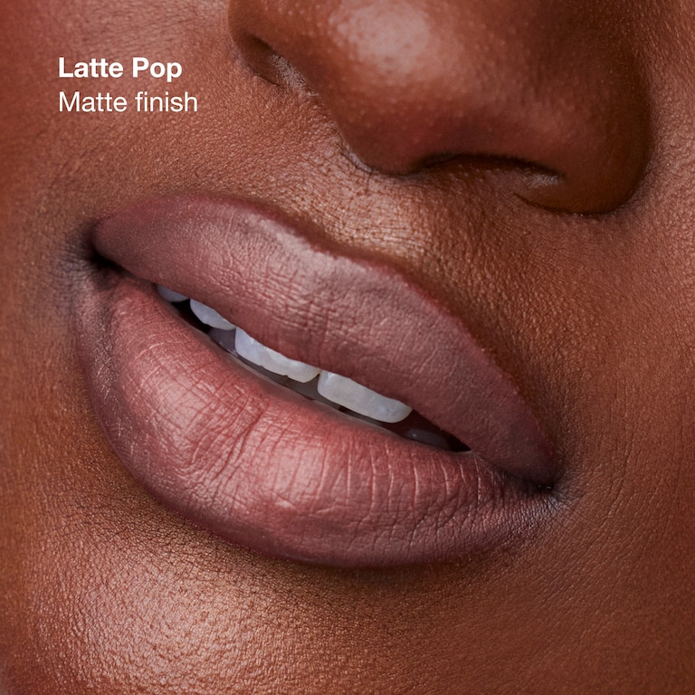 Clinique Pop&trade; Barra de labios de larga duración, Latte Pop, 3.9g, Model, Deep Skin Tone