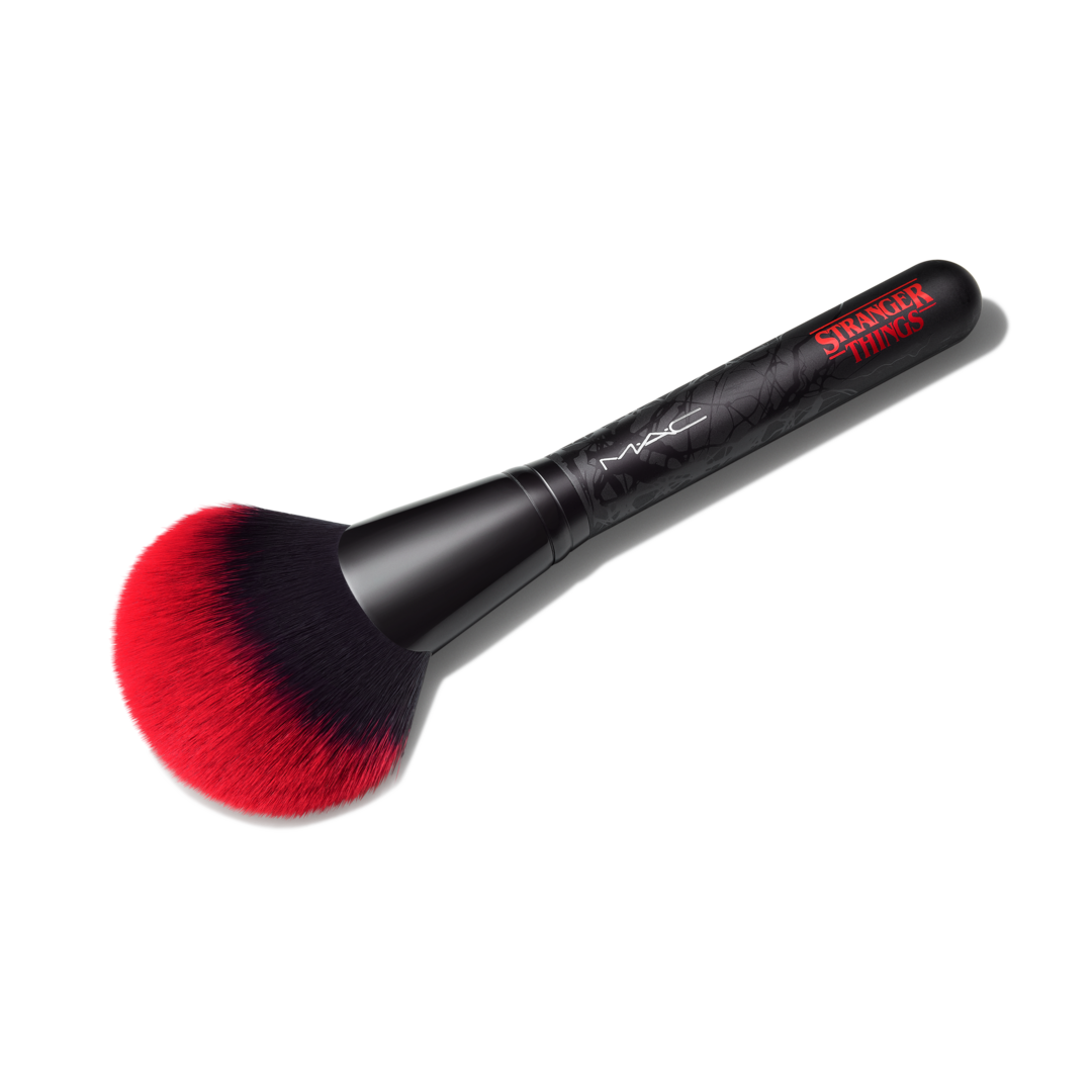 140 SYNTHETIC FACE BRUSH / M·A·C X STRANGER THINGS
