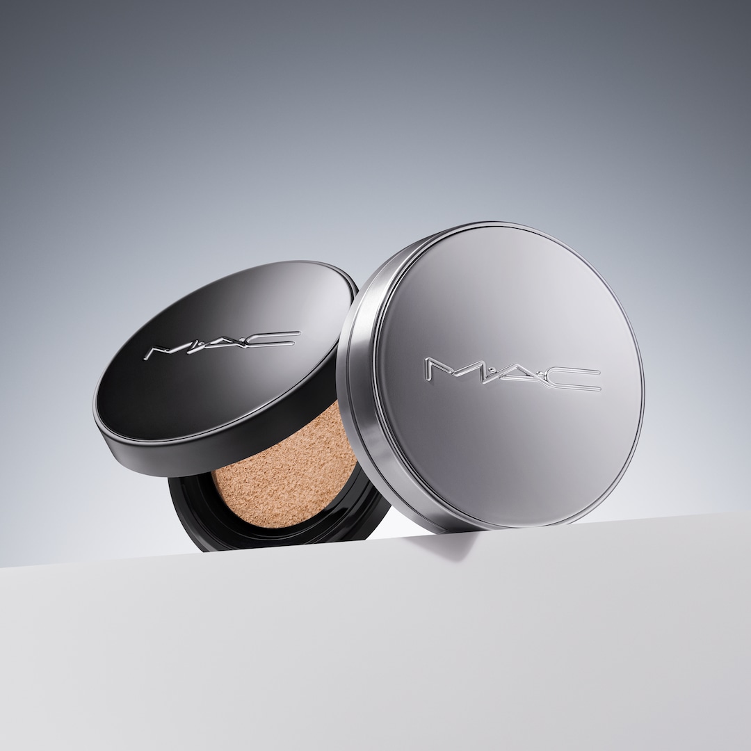 Studio Fix Cushion Compact in Silver (Limited Edition) 