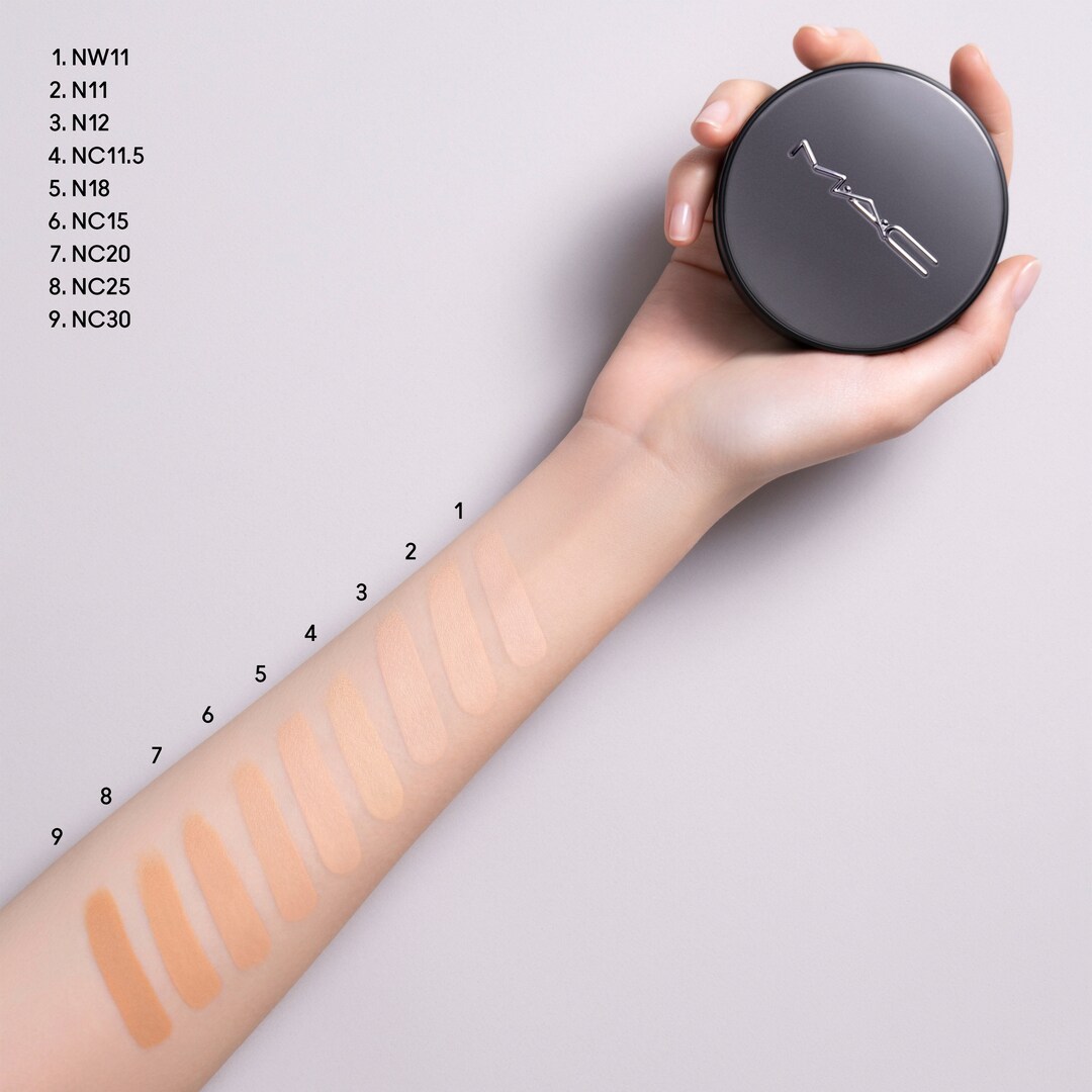 STUDIO FIX LONGWEAR CUSHION FOUNDATION SPF 50/PA+++ WITH HOLIDAY CASE