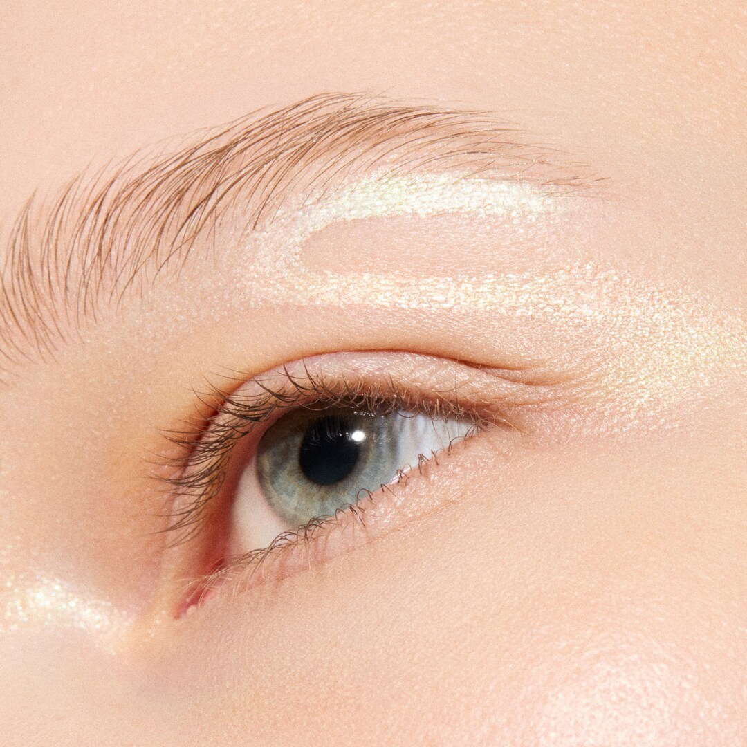 Prismatica Liquid Eye Liner 봄 시즌을 위해 엄선된 두 가지 프리즘 컬러의 한정 리퀴드 아이라이너., 맥놀리아