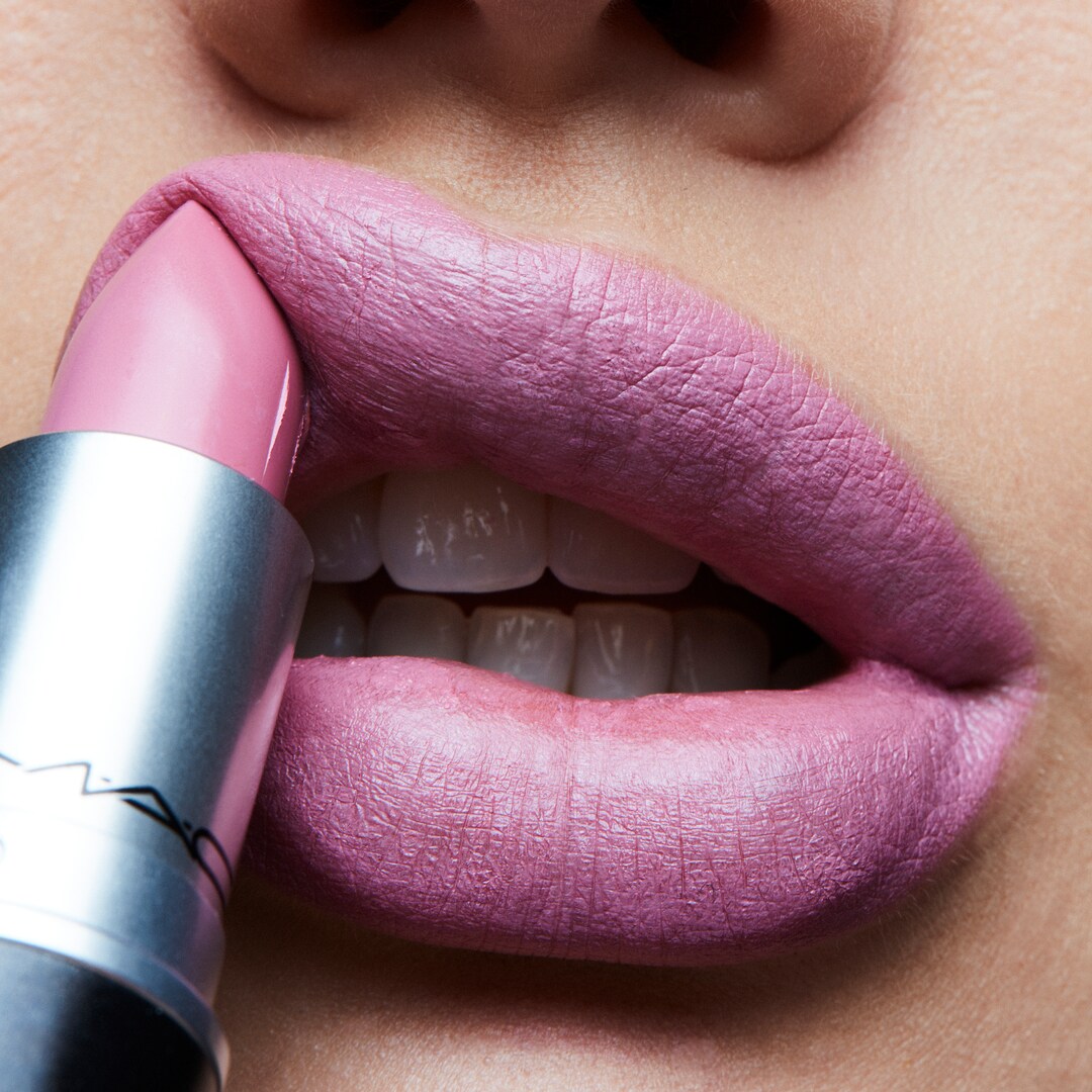 Сатиновая помада. Mac Lipstick Satin. Mac губная помада Lipstick Satin. Атласная помада. Помада с сатиновым эффектом.