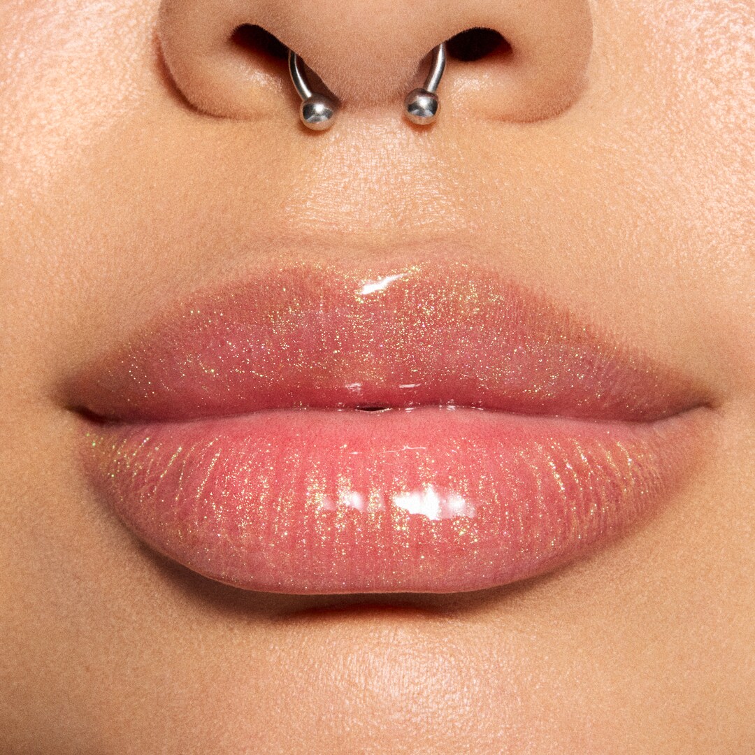 Lipglass Blow Plumping Oil 限量版豐唇亮唇油，以全息金色光澤呈現，如吹製玻璃般的高亮光感，質地不黏膩，一抹即展現可見的豐唇效果，並含有 1% 薑根萃取。, Snapdragon