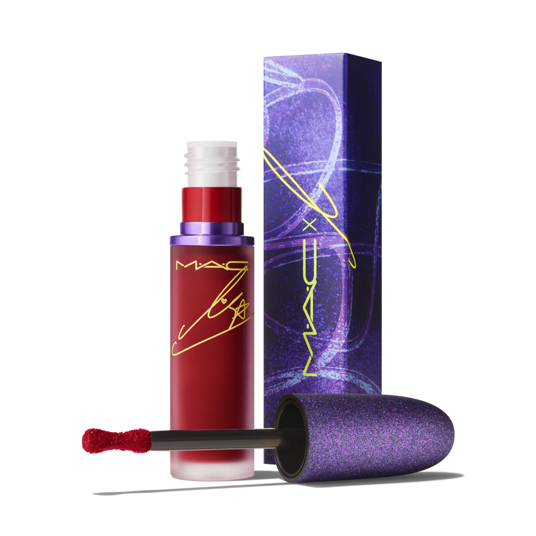 POWDER KISS LIQUID LIPCOLOUR / MAC X L 絲柔粉霧唇釉, HAUTE PANTS 紅絲絨奶霜, 5ml / 0.17oz