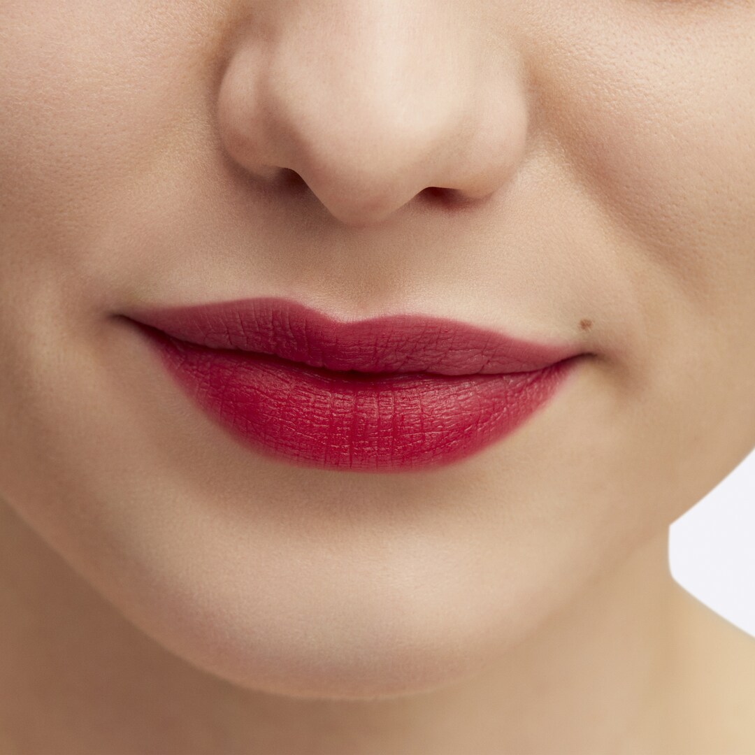POWDER KISS LIQUID LIPCOLOUR / MAC X L 絲柔粉霧唇釉, HAUTE PANTS 紅絲絨奶霜, 5ml / 0.17oz