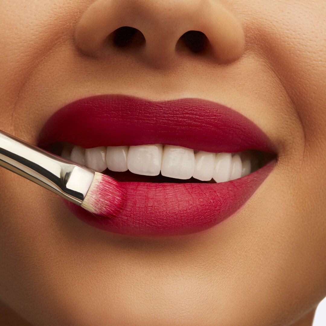 POWDER KISS LIQUID LIPCOLOUR / MAC X L 絲柔粉霧唇釉, HAUTE PANTS 紅絲絨奶霜, 5ml / 0.17oz