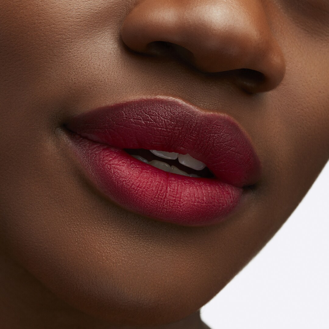POWDER KISS LIQUID LIPCOLOUR / MAC X L 絲柔粉霧唇釉, HAUTE PANTS 紅絲絨奶霜, 5ml / 0.17oz