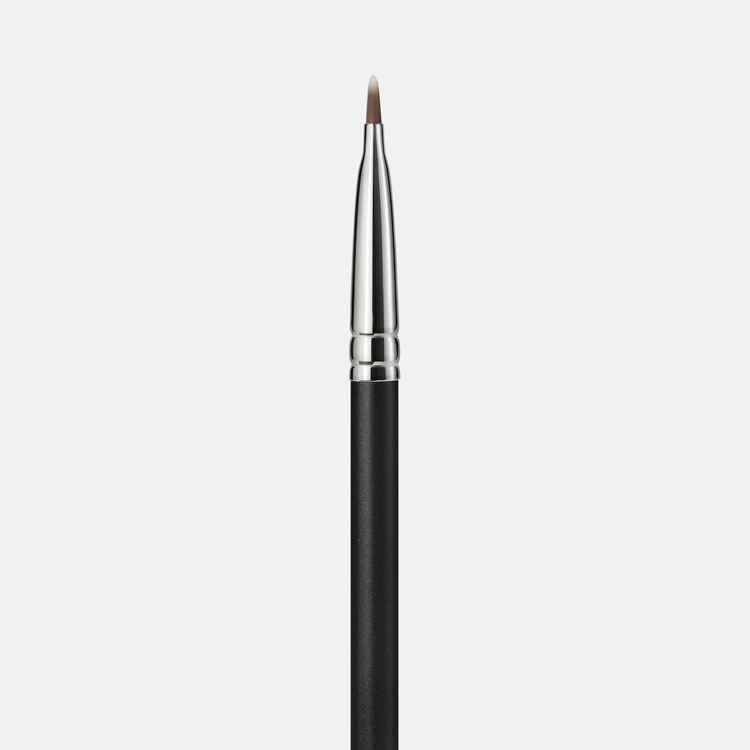 231 Synthetic Small Shader Brush | MAC Cosmetics - Official Site