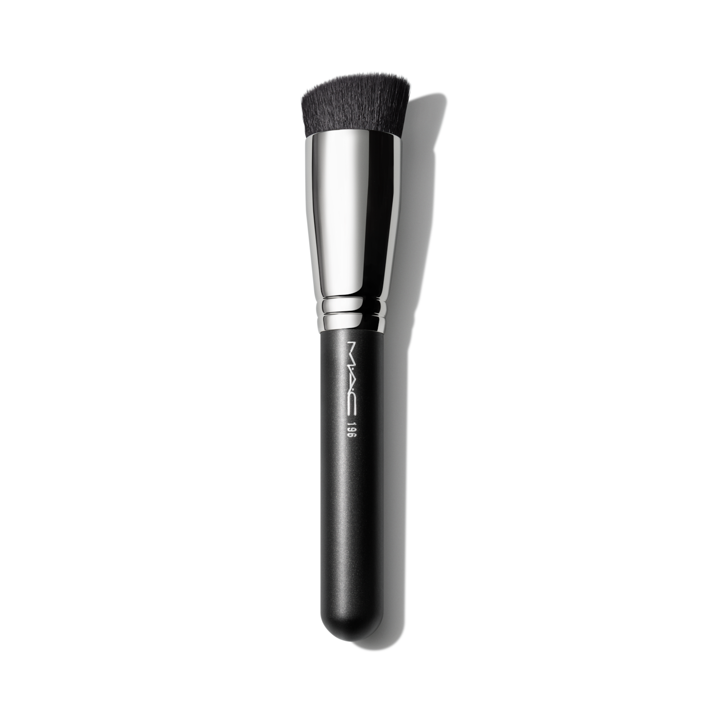 M∙A∙C 196S Brush – Slanted Flat Top Foundation Brush | M∙A∙C