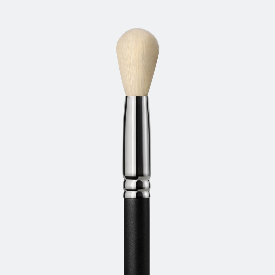 M∙A∙C 168S Large Angled Contour Brush | M∙A∙C Cosmetics – Official | MAC Cosmetics Official Site