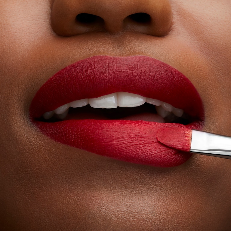 Retro Matte Retro Matte Lipstick, 3.0 g, Ruby Woo, Model, deep