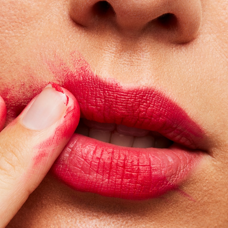 Retro Matte Retro Matte Lipstick, 3.0 g, Relentlessly Red, Model, medium
