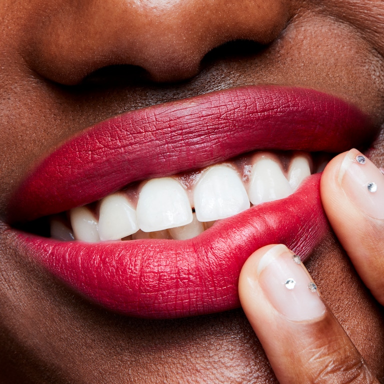 Retro Matte Retro Matte Lipstick, 3.0 g, Relentlessly Red, Model, deep