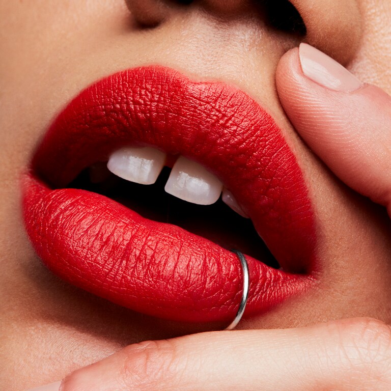 Matte Lipstick, 3.0 g, Lady Danger, Model, medium