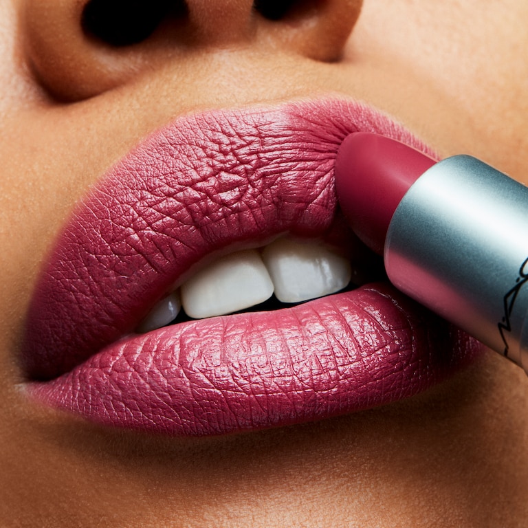 Satin Lipstick, 3.0 g, Captive, Model, medium