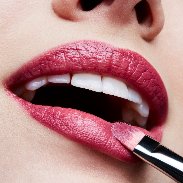 Satin Lipstick, 3.0 g, Captive, Model, light