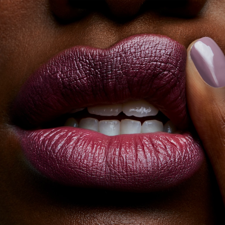 Satin Lipstick, 3.0 g, Captive, Model, deep