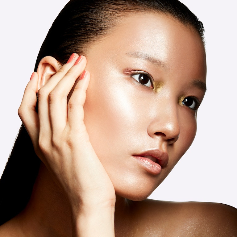 Extra Dimension Skinfinish, 9.0 g, Whisper of Gilt, Model, light