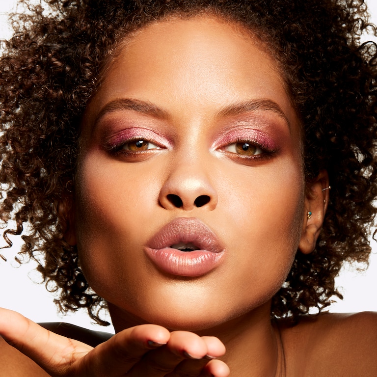 Extra Dimension Skinfinish, 9.0 g, Beaming Blush, Model, medium