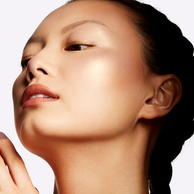 Extra Dimension Skinfinish, 9.0 g, Beaming Blush, Model, light