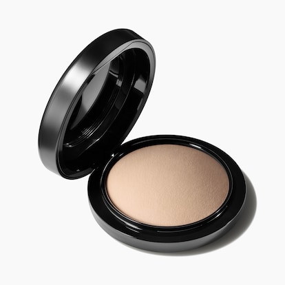 Mineralize Skinfinish Natural, 10.0 g, Light, Product Shot