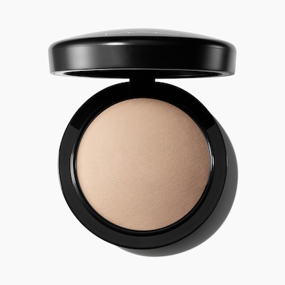 Mineralize Skinfinish Natural, 10.0 g, Light, Product Shot