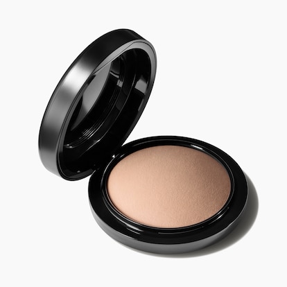 Mineralize Skinfinish Natural, 10.0 g, Medium, Product Shot