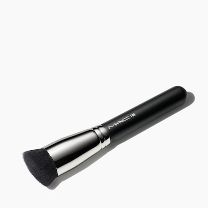 196 Synthetic Slanted Flat Top Foundation Brush, Product Shot
