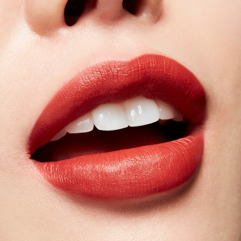 Chili's CrewMatte Lipstick / M·A·C Chili's Crew, Chili, 602, 3g, Model, Light Skin Tone