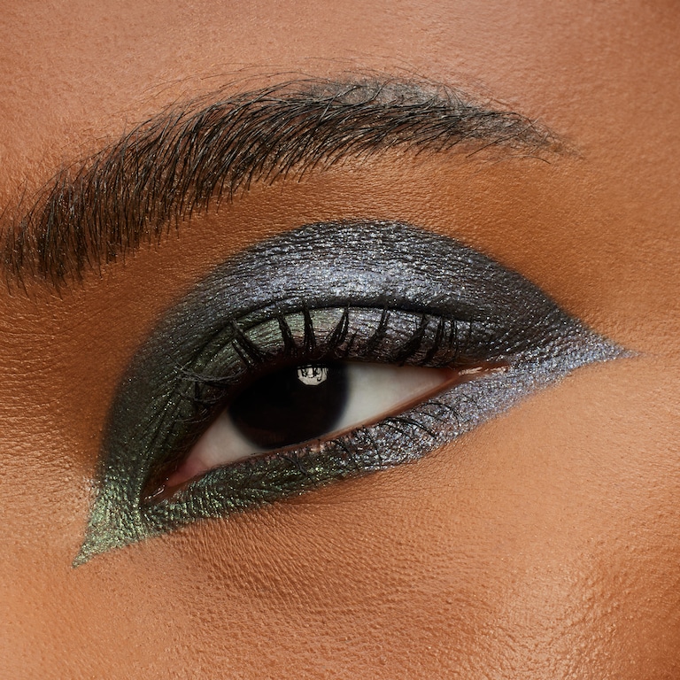 Mineralize Eye Shadow Duo / M·A·C 40 Disney Favourites in She Who Dares, She Who Dares, 3.2g, Model, Deep Skin Tone