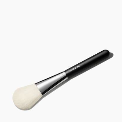 135 Synthetic Large Flat Powder Brush, Product Shot