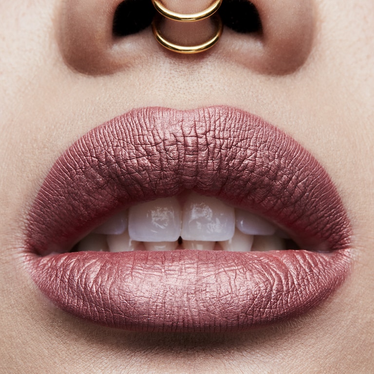 Retro Matte Retro Matte Liquid Lipcolour Metallics, Gemz & Roses, 132, 5ml, Model, Light Skin Tone