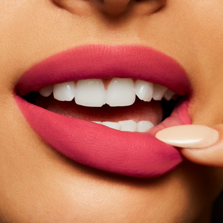 Powder Kiss Liquid Lipcolour, 5.0 ml, A Little Tamed, Model, medium