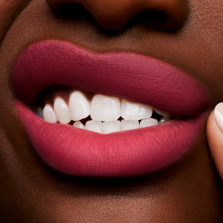 Powder Kiss Liquid Lipcolour, 5.0 ml, A Little Tamed, Model, deep
