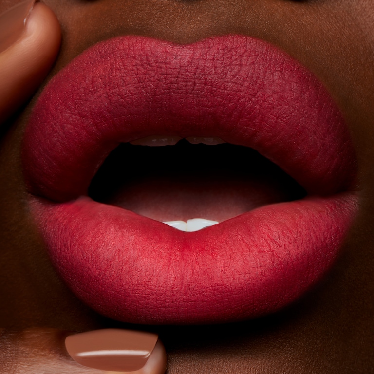 Powder Kiss Rouge à lèvres liquide, 5.0 ml, ESCANDALO！, Model, deep