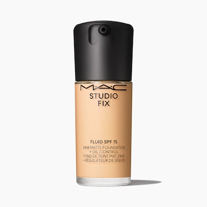 Studio Fix Fluid SPF 15 24HR Matte Foundation + Oil Control, 30.0 ml, NC15, Product Shot