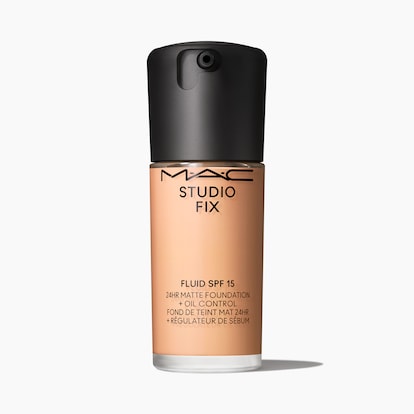 Studio Fix Fluid SPF 15 24HR Matte Foundation + Oil Control, 30.0 ml, NW20, Product Shot