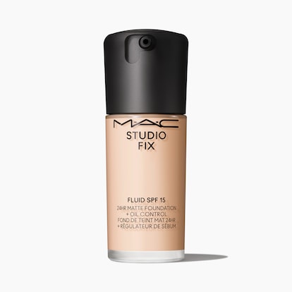 Studio Fix Fluid SPF 15 24HR Matte Foundation + Oil Control, 30.0 ml, NC10, Product Shot