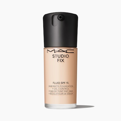 Studio Fix Fluid SPF 15 24HR Matte Foundation + Oil Control, 30.0 ml, NC5, Product Shot