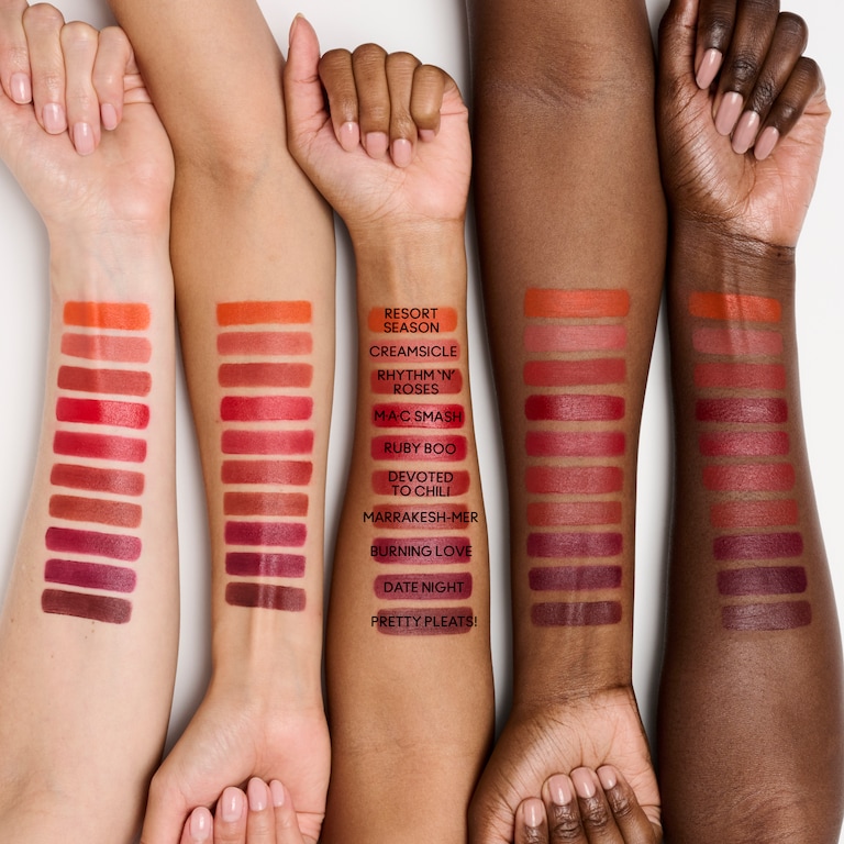 Powder Kiss Lip + Cheek Mousse, 5.0 ml, Ruby Boo, Model