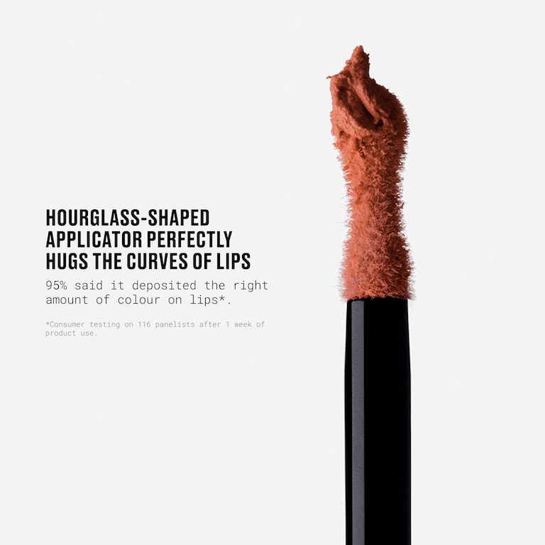 Powder Kiss Lip + Cheek Mousse, 5.0 ml, Velvet Teddy, Model