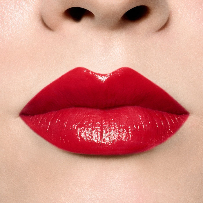 M·A·Cximal Sleek Satin Lipstick / Holiday, 3.5 g, Ruby Woo-La-La, Model, light