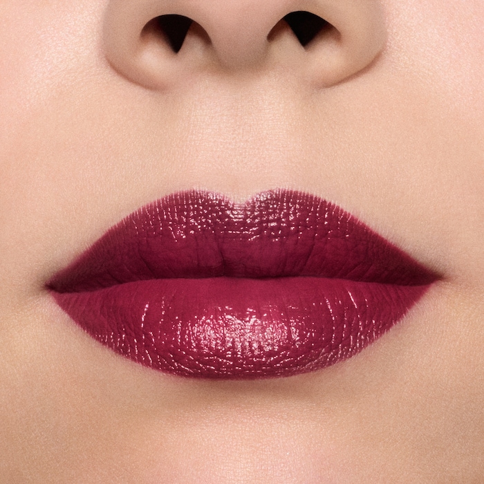 M·A·Cximal Sleek Satin Lipstick / Holiday, 3.5 g, Berry Icon, Model, medium