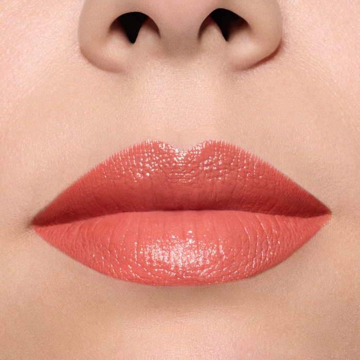 M·A·Cximal Sleek Satin Lipstick / Holiday, 3.5 g, Cafe Mocha Latte, Model, medium